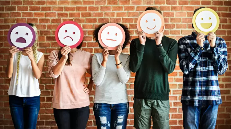 你在外人面前總是能夠表現出正面情緒，但獨處時卻容易陷入負面情緒？