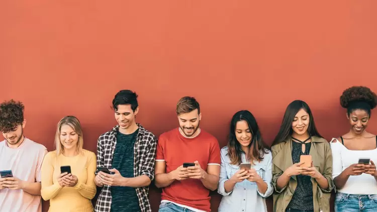 和一群人在一起的時候，我總想不出恰當的話來說。