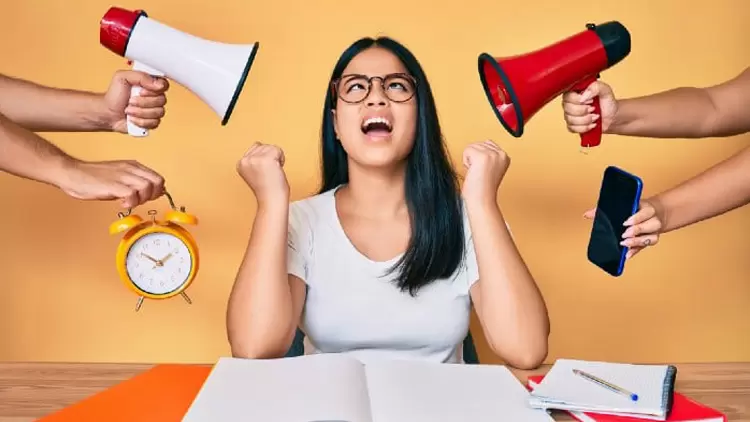 我似乎變得神經過敏，對於周圍環境的細微變化都能產生過度的反應，即使是一些並不嚴重的情況，也會讓我情緒失控。