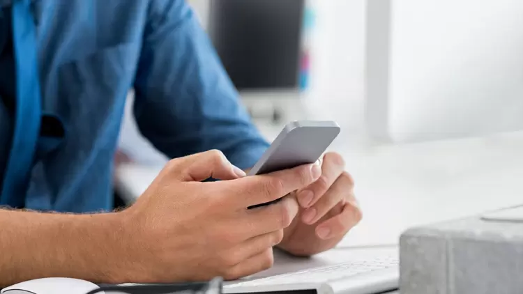 你們是不是頻繁地聯絡，無論是電話還是信息？