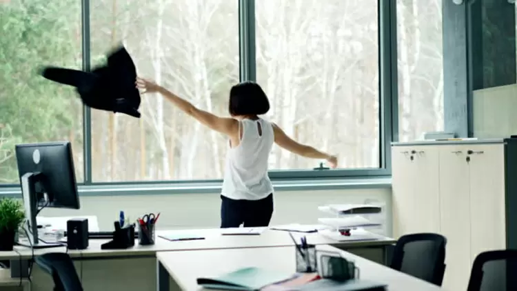 他是不是常常在你面前脫下外套，似乎想展示某種親近感？