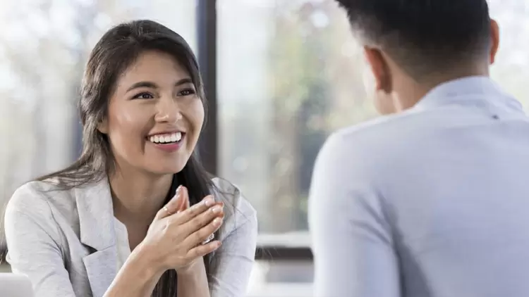 在談話中，他會不會傾身側耳聆聽，認真聽你說話？