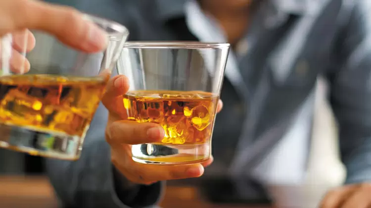 你們一起出去玩時，他會不會經常幫你擋酒？