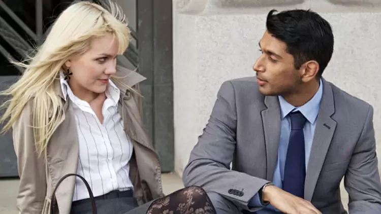 他是不是經常想知道你的日程安排，似乎對你的生活很感興趣？