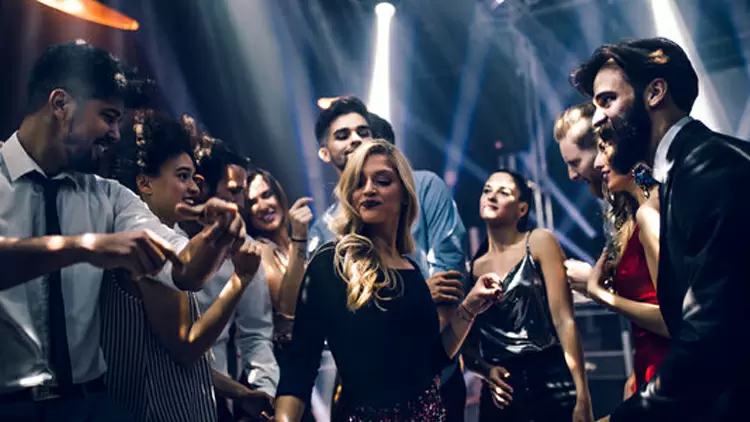 在社交場合成為眾人注目的焦點,你會有什麼感覺?