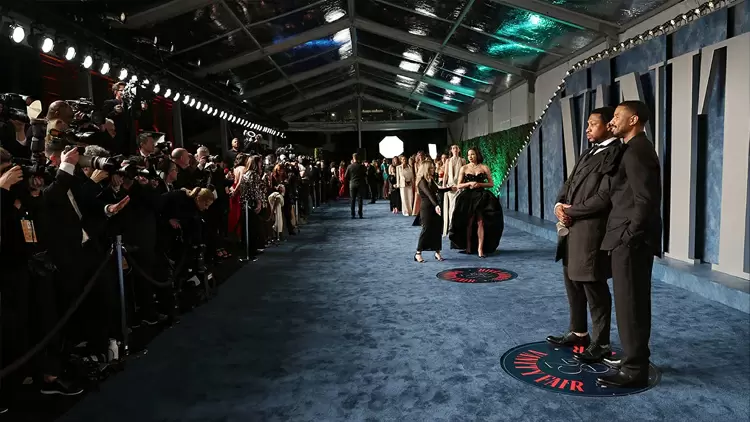 在大型活動中,如果你比其他人受到更多關注,你會如何處理?