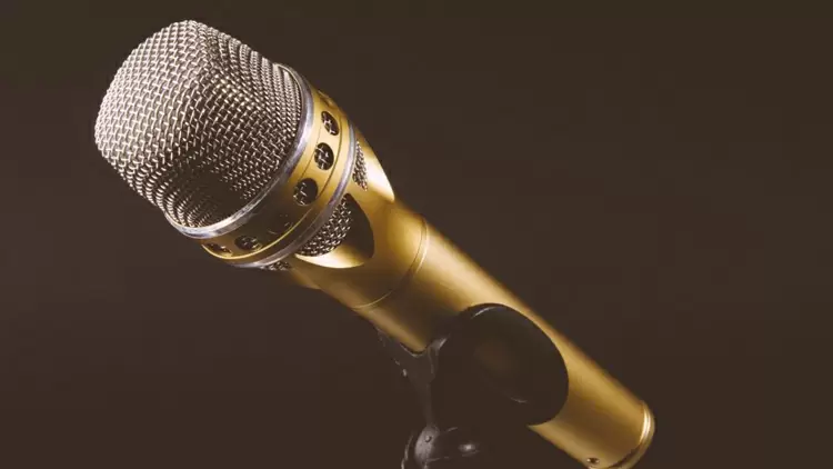 與新朋友見面時,你會在剛認識的時候就分享自己的個人故事嗎?