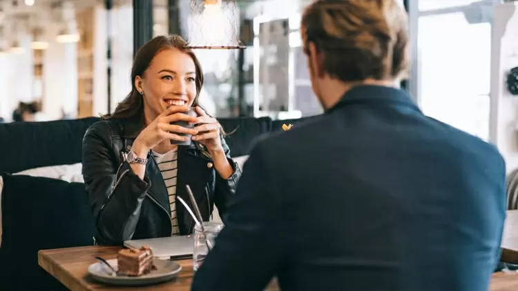 當你遇到你感興趣的人時，你更有可能：