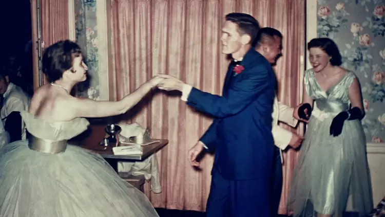 在社交場合，如果有人邀請你跳舞，你會：