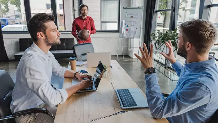 當你的朋友或同事在討論中忽視你的意見時，你會：