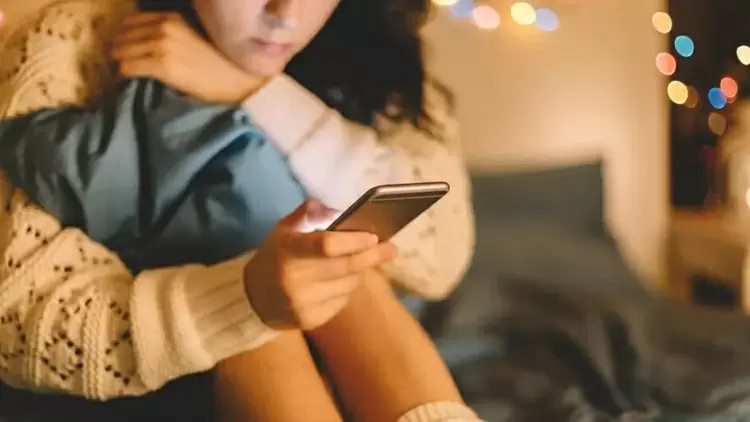 當你的朋友或家人在社群媒體上展示他們的成就時，你的反應是：