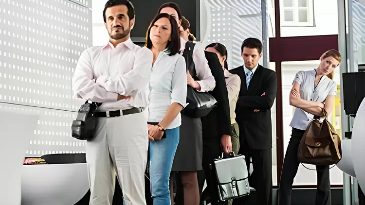 你正在排隊等待結帳，突然有人插隊到你前面。