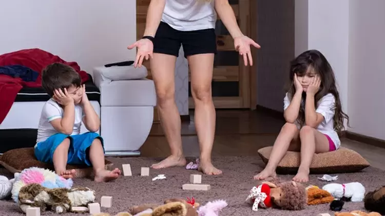 你剛打掃完房間，孩子們馬上把玩具弄得到處都是。