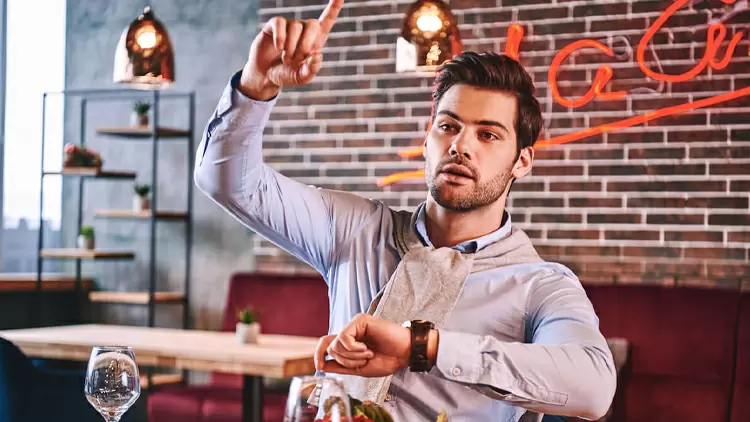 你在餐廳等了很久，服務生卻說忘了你的訂單。