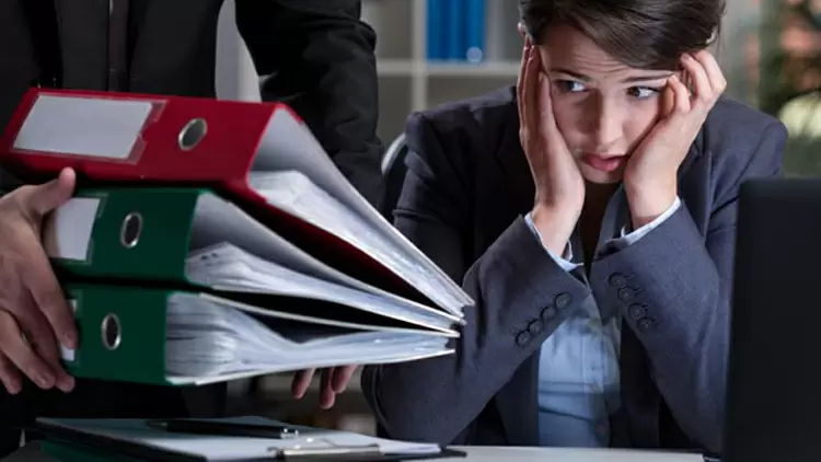 下班時間，老闆寫了2000字的工作回覆給你。