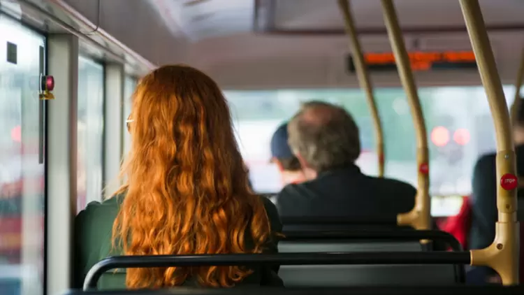 當你在公共場所有人坐在你旁邊時，你會：