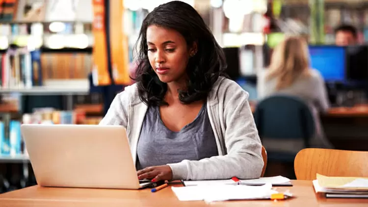 當你在圖書館學習時，如果有人坐在你旁邊，你會：