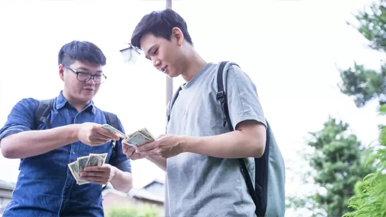 當你的朋友提出要藉用你的物品時，你會：