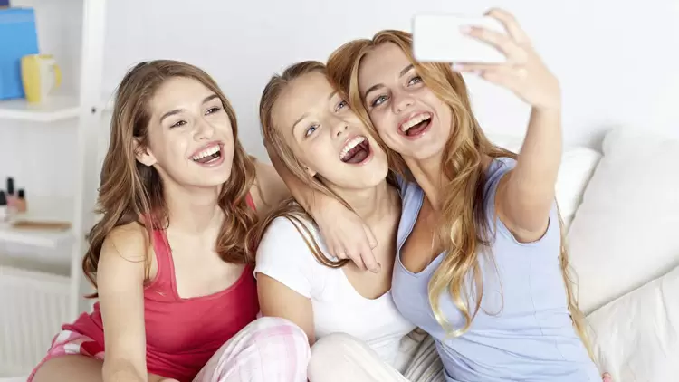 當你在社群媒體上看到朋友的照片沒有你時，你的感覺是：