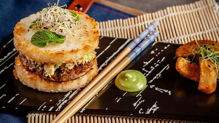 在餐廳吃飯,發現餐廳推出了全新的融合菜系,你會怎麼做?