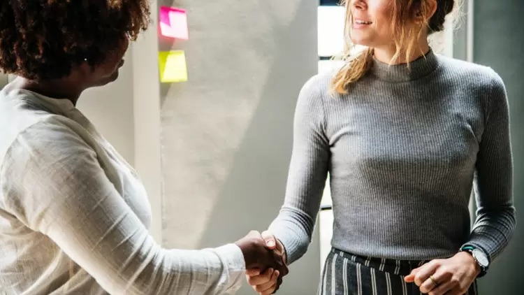 當你走路遇到一個你認識但不熟悉的人時，你會怎麼做？ 他們好像沒看到你。