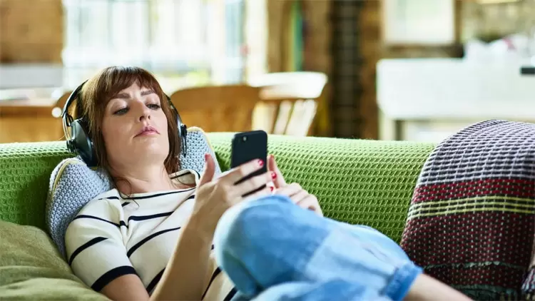 你打算周末呆在家裡，但你的朋友邀請你出去玩，你會選擇？