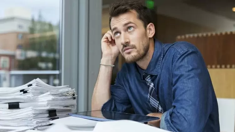 你多久會感到不安或坐立不安，或者發現自己在座位上扭動？