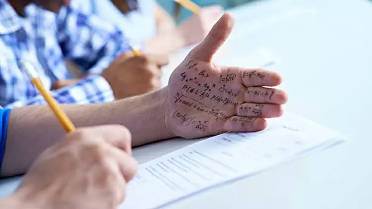 如果你發現你的同學在考試中作弊，你會怎麼做？