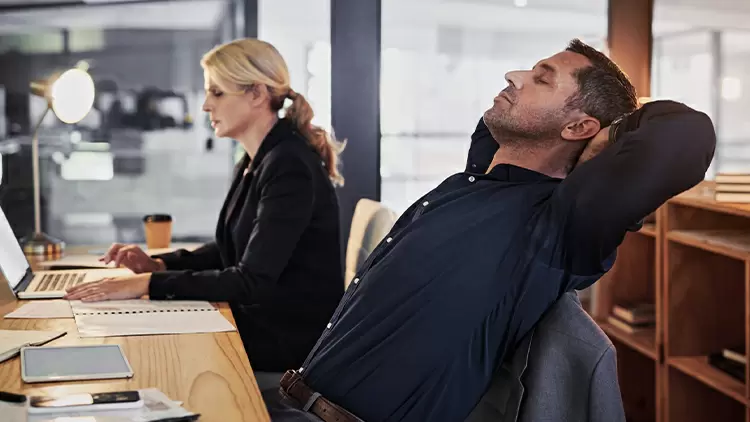 如果你在一個團隊專案中，有一個團隊成員沒有做他的工作，你會怎麼做？