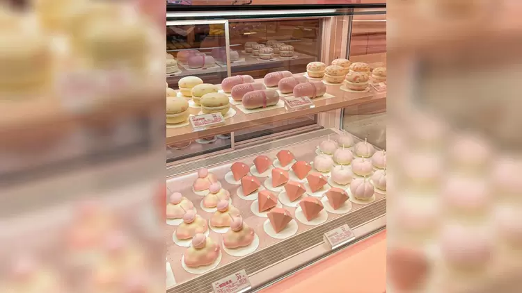 你的朋友發來一條消息:今天心情不好,我要去買蛋糕。